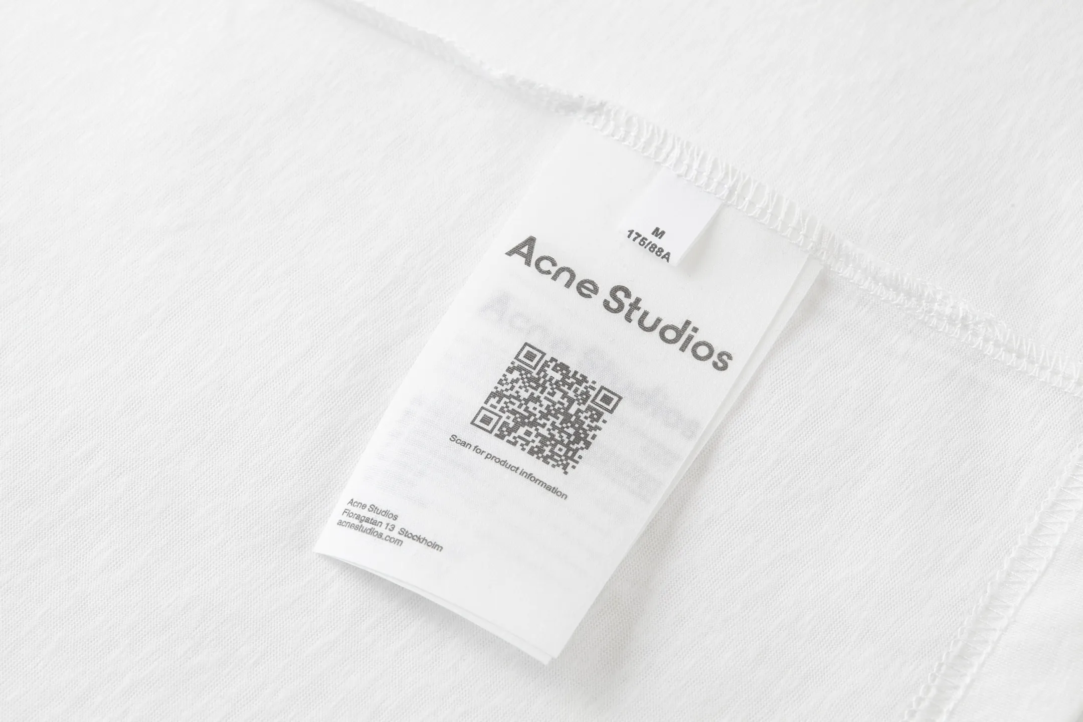 ACNE STUDIOS ： 60 。 ： 1*1 。 ： 。 ： 。 T ， 。 Acne Studios ， 。 ， ， 。 ： 1：1 ： 1：1 Size：S-M-L-XL ： - ：86447